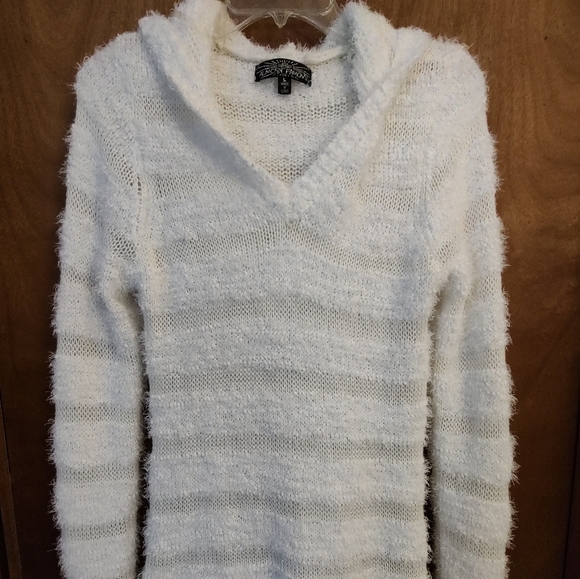 Almost Famous fluffy, shaggy white hooded tunic sweater. Size large. - Picture 9 of 10